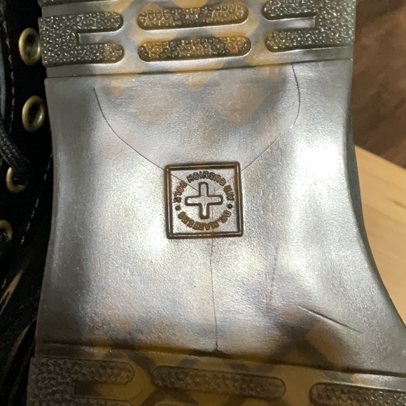 NWOT Dr. Martens airwair patent leather boots, size 7L 6M color black - Picture 5 of 7